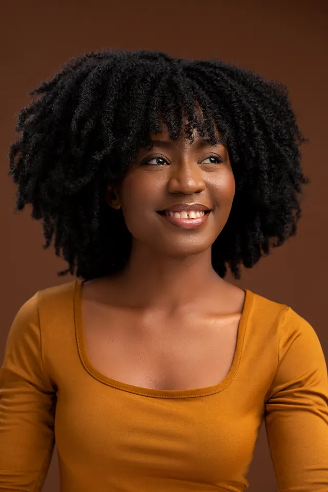 Modelo a usar a peruca Afro Café Volume cheio, com franja