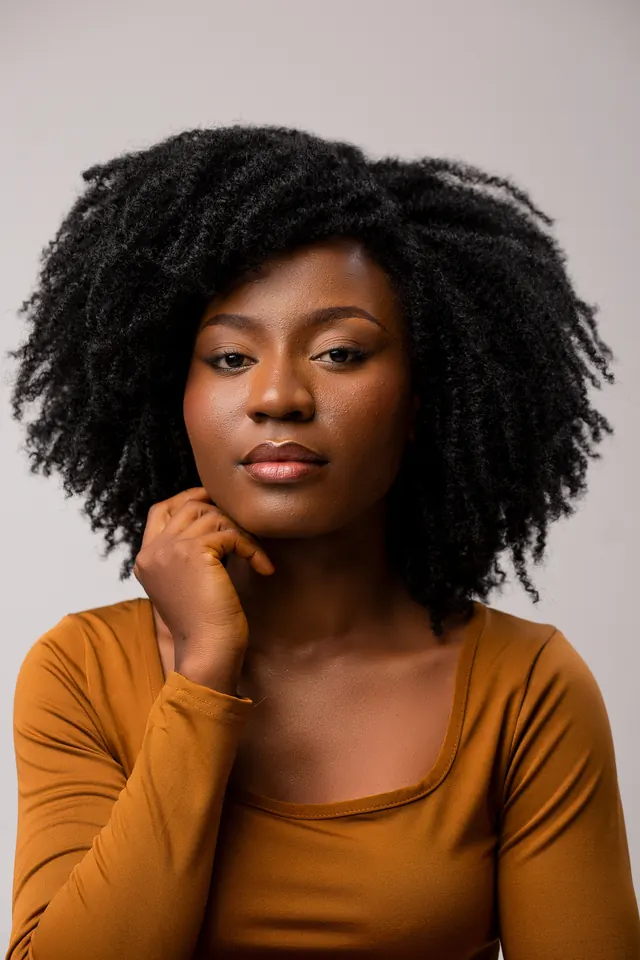 Modelo com peruca afro de volume cheio