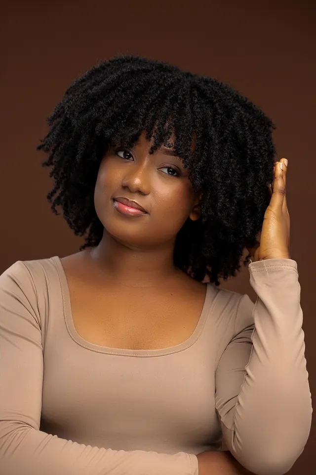 Modelo a usar a peruca Afro Café Volume leve, com franja